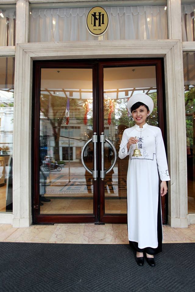 Đồng phục lễ tân của khách sạn Sofitel Legend Metropole Ha Noi