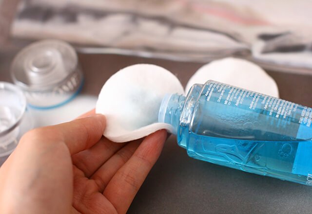 Cách làm mờ vết son trên áo bằng sữa rửa mặt