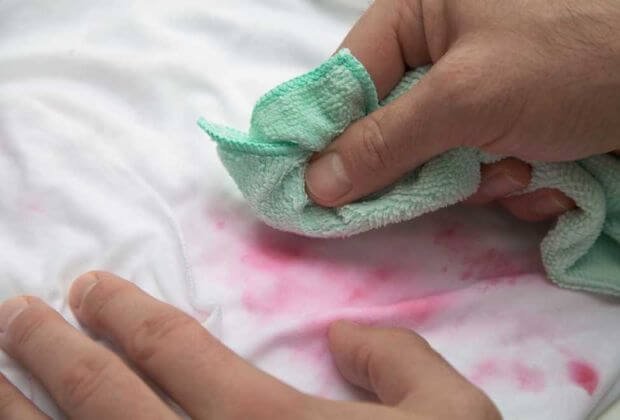 Cách loại bỏ vết son trên áo bằng cồn cực kỳ hiệu quả