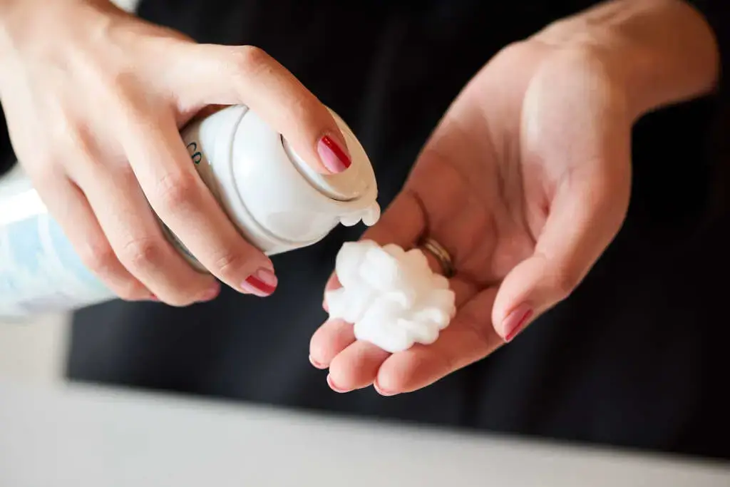 Mẹo tẩy vết son trên áo bằng keo xịt tóc