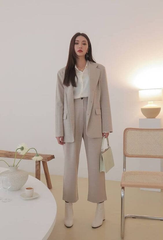 Phong cách thanh lịch với quần ống rộng kết hợp áo sơ mi và áo blazer