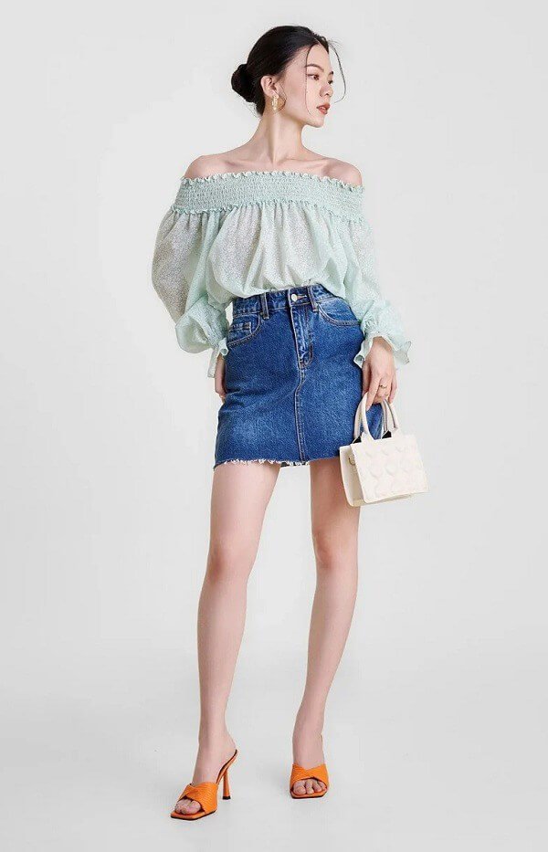 Quyến rũ với áo trễ vai tay dài cùng chân váy jeans