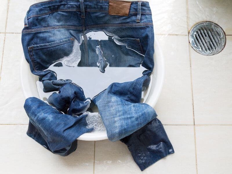 Giữ màu quần jean với nước xả vải